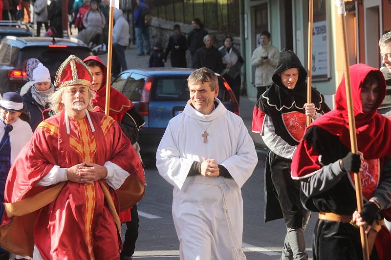 Vítání svatého Martina přilákalo v neděli do ulic Blanska stovky lidí. Mávali historickému průvodu s rytíři, bubeníky a šlechtici v kočárech. Průvod mířil do zámeckého parku, kde byl na programu řemeslný jarmark.