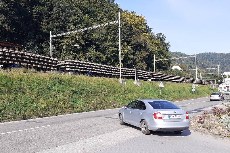 Trať v okolí Adamova obsadila těžká technika. Blíží se roční výluka.