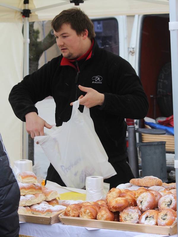 Na náměstí Republiky v Blansku se ve čtvrtek konaly letos poprvé Farmářské trhy.