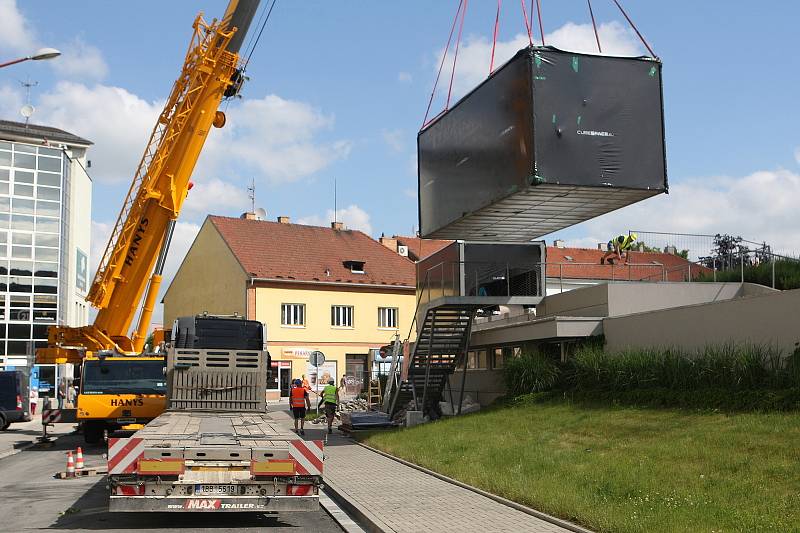 Stotunový kolos usadil v centru Blanska kavárnu. Lidé ji fandí i kritizují.