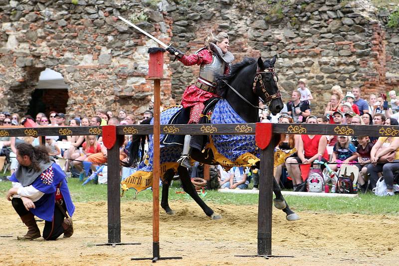 Návštěvníci zříceniny boskovického hradu se v sobotu vrátili o několik staletí zpátky v čase. Míjeli rytířské ležení, středověkou krčmu a historické tržiště. Na udatných rytířích se blýskala historická zbroj. Hradní čeládka se starala o koně.