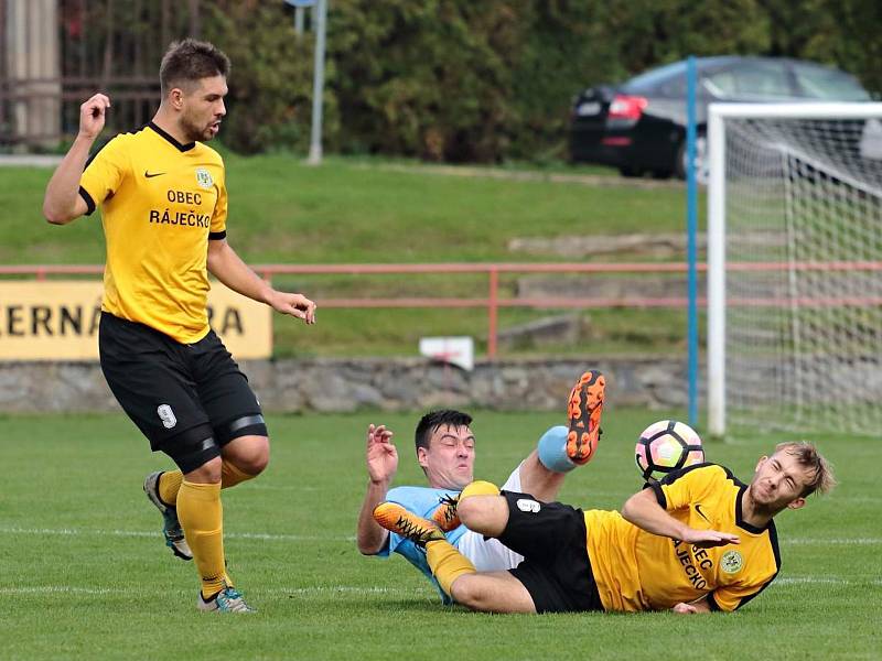 V okresním derby krajského přeboru fotbalistů zvítězila Olympia Ráječko (ve žlutých dresech) v Boskovicích 2:0.