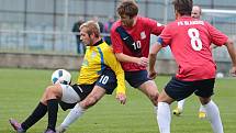 V posledním domácím utkání podzimní části Moravskoslezské divize porazili fotbalisté FK Blansko (v červeném) FK Šumperk 2:1.