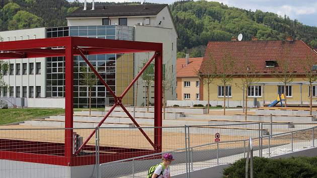 Dělníci měli dokončit klidovou zónu na místě bývalého hotelu Dukla v centru Blanska do konce dubna.  Město však stavbu kvůli nedostatkům nepřevzalo.