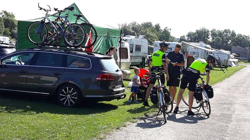 Policisté vyjeli za cyklisty na kolech.