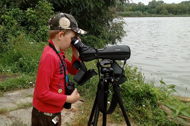 Čtvrťák Matyáš Dyčka ze Sebranic s sebou nosí nejčastěji dalekohled a notes se zápisky. Jeho výpravy za dobrodružstvím totiž míří do přírody. Pozoruje ptáky a svými poznatky přispívá na ornitologický web, který navštěvují amatérští i profesionální pozorov