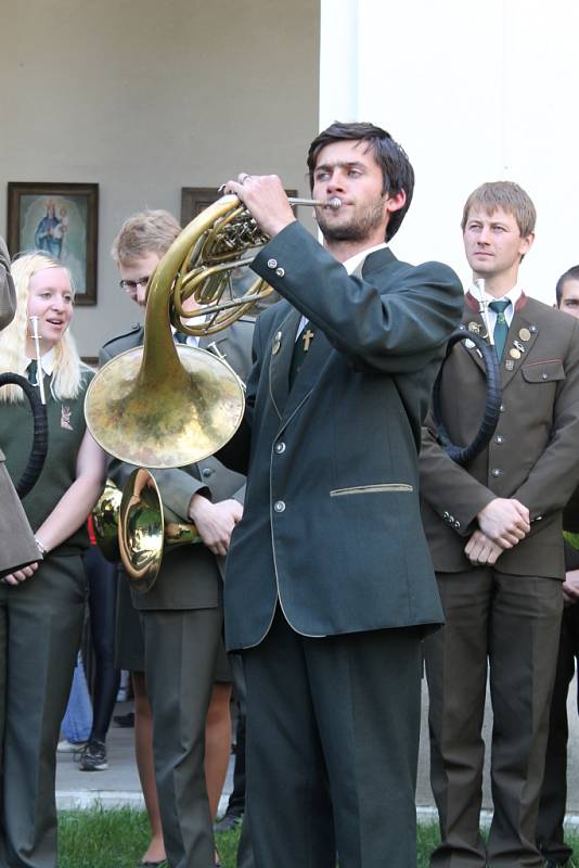 Pětačtyřicet trubačů ze sedmi souborů z celé České republiky i Slovenska se sešlo ve Křtinách na Třetím křtinském vytrubování. Na lesnice, borlice a lesní rohy zahráli lesní hudbu několika autorů.