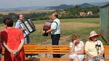 Na horizontu zřícenina boskovického hradu nebo zámek v Černé Hoře. Při dobré viditelnosti jsou na dohled také Jeseníky nebo Pálavské vrchy. Takový rozhled mají turisté, kteří přijedou do Žernovníka. Místní totiž otevřeli novou rozhlednu.