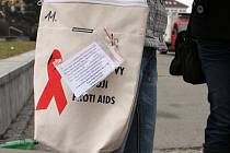 Několik dvojic z Gymnázia Blansko v ulicích města prodávalo červené stužky. Ty jsou symbolem solidarity s HIV pozitivními a nemocnými AIDS i symbolem prevence proti této nemoci. 