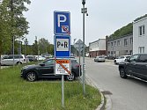 Před vlakovým nádražím v Blansku budou řidiči od května nově za parkování platit. Za celodenní stání zaplatí deset korun.