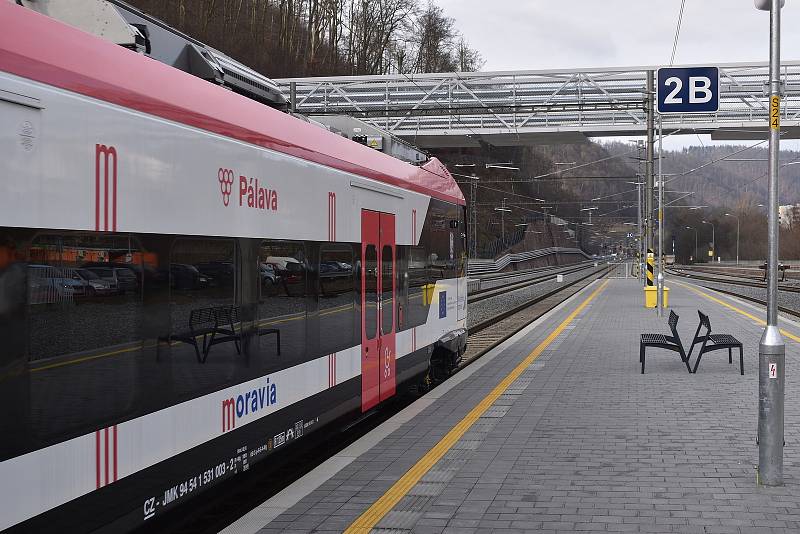 Ve čtvrtek se cestující na jihu Moravy poprvé svezli čtyřvozovou elektrickou soupravou Moravia. Ve zkušební provozu vyrazila na trať v jedenáct hodin dopoledne na lince S2 z Brna do Letovic na Blanensku.