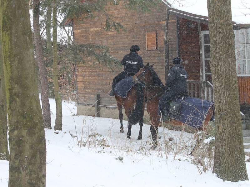 Policisté na koních i se psy kontrolovali chatovou oblast v Jedovnicích.