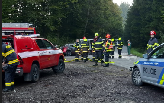 Nedaleko Křtin na Blanensku bourala ve středu ráno dvě auta a začala hořet.