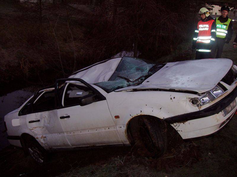 Žena měla štěstí v neštěstí. Auto se překlopilo na pravý bok a řidička se mohla z vozu dostat levou stranou.