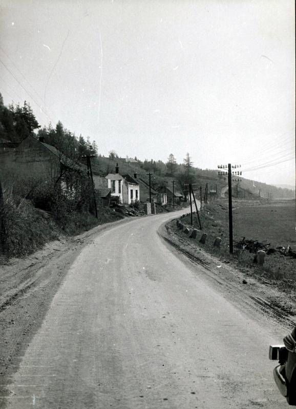 Část obce Lazinova se starou komunikací Lazinov-Letovice v době likvidace (jaro 1975).