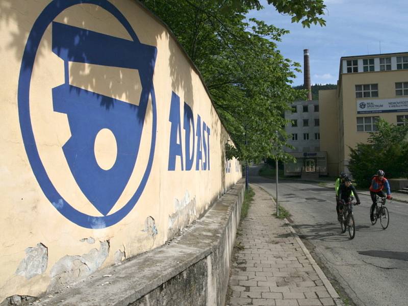 I když areál zkrachovalých Adamovských strojíren z větší části obsadily nové firmy stále je v něm řada budov na prodej nebo k pronájmu. A některé z nich vypadají značně omšele.