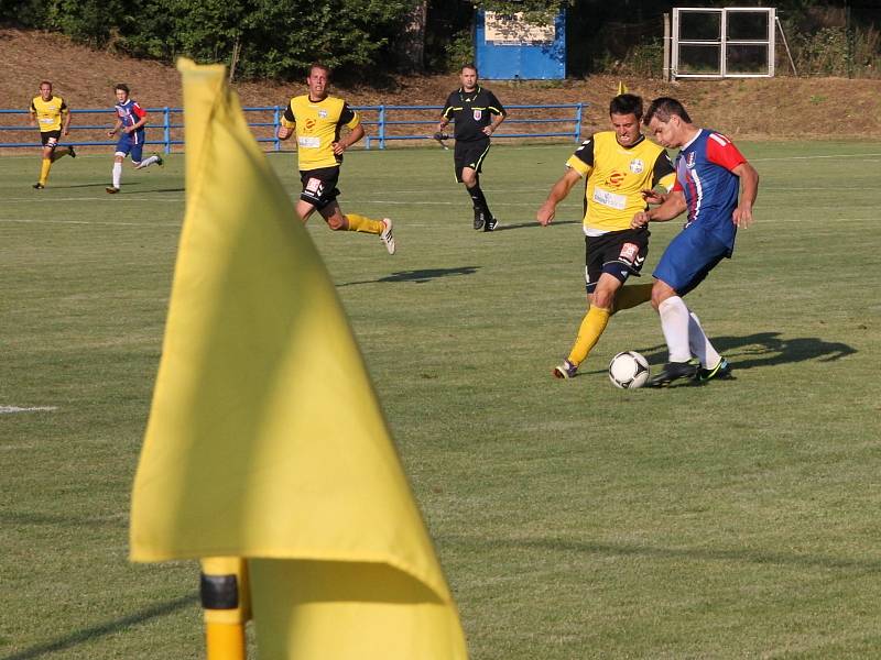 Fotbalisté Blanska porazili v úvodním zápase Rosice (ve žlutém) 3:1.