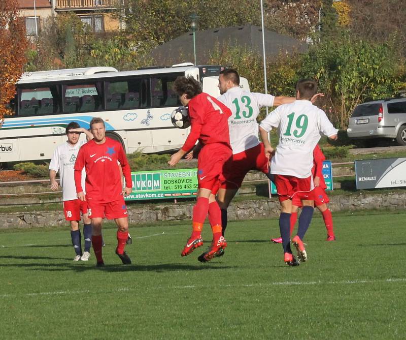 Fotbalisté Boskovic (v bílém) remizovali doma s favorizovanou Moravskou Slavií Brno 4:4. Domácí přitom ještě dvě minuty před koncem vedli 4:2. O výhru přišli až v nastavení.