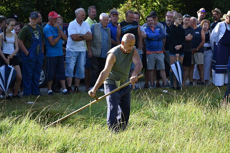 Kloboučské bratrstvo pořádalo už po dvanácté sečení otav. Soutěžilo jedenáct mužů, pět žen a dva junioři.