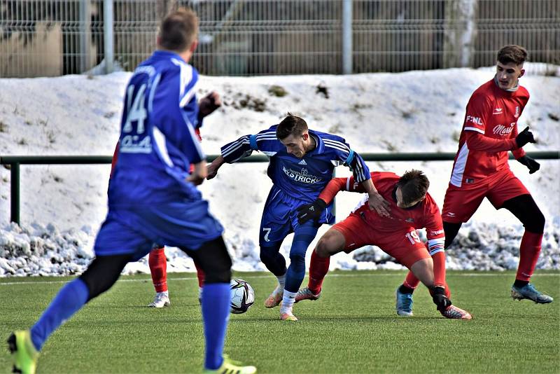 Fotbalista Marek Štencl (v červeném) už nastoupil v zimní přípravě v dresu třetiligového Blanska.