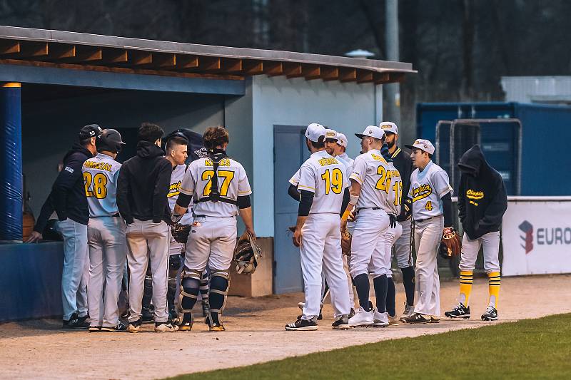 Blanenští baseballisté (v bílém) na úvod extraligové sezony třikrát podlehli Hrochům z Brna.