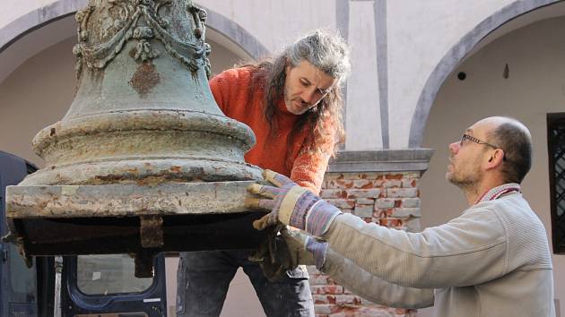 Dělníci intenzivně pracují na opravách zámku v Blansku. Součástí prací za zhruba dvanáct milionů korun jsou i úpravy nádvoří, v jehož středu stojí asi sto třicet let stará kašna se sochou Dívky s vázou. Kašnu nyní odvezli k celkové rekonstrukci pracovníci