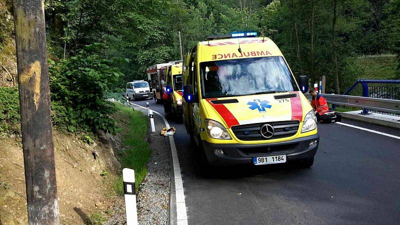 Čtyři lidé se v sobotu zranili při havárii osobního auta u Boskovic na Blanensku. Jednadvacetiletá řidička utrpěla poranění mozku a vrtulník ji přepravil do nemocnice.