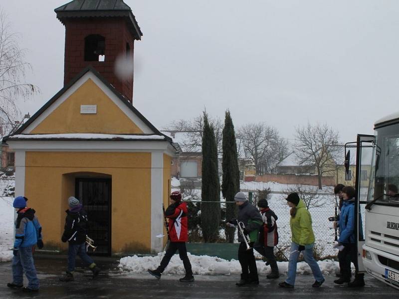 Dechový orchestr Malohanácká muzika vyrazil na tradiční předvánoční koncertní šňůru. V deseti vesnicích a městech na Velkoopatovicku a Jevíčsku hrál koledy.