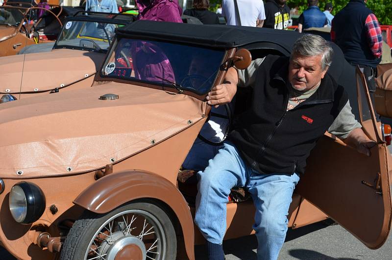 Řidiči legendárních tříkolových vozítek s plátěnou karoserií přijeli o víkendu do Boskovic na tradiční jarní sraz Velorexů. Již podvacáté. 