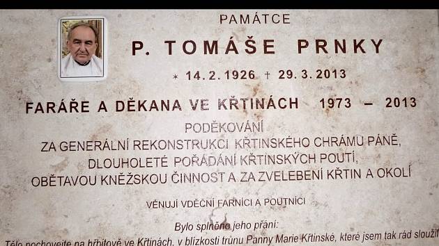 Vyrobená pamětní deska dlouholetého křtinského faráře Tomáše Prnky.