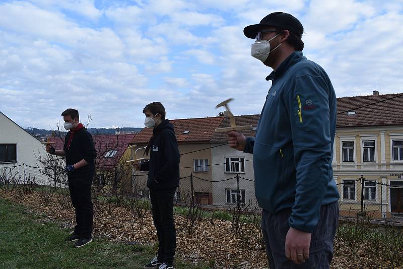 Prostranství před kostelem svatého Martina v Blansku rozeznělo v pátek v pět hodin odpoledne klapání. Blanenští skauti v kruhu s dřevěnými nástroji připomenuli dávnou velikonoční tradici.