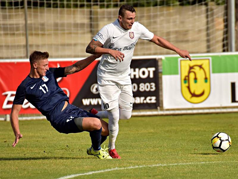 Ve druhém kole Moravskoslezské divize D vyhráli fotbalisté Blanska (modré dresy) v Lanžhotě 1:0.