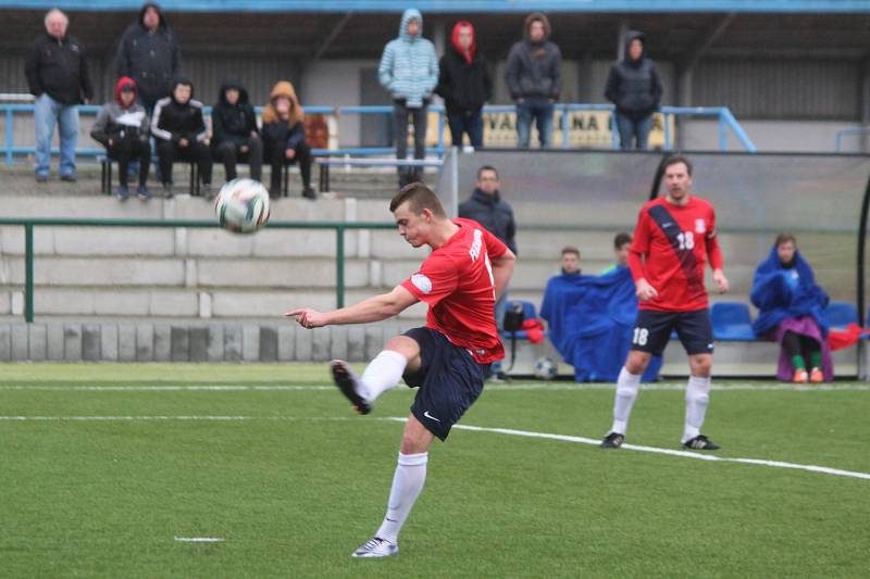 Fotbalisté Blanska (v červeném) mají z jarní premiéry bod. Ve třetí lize remizovali doma s Mohelnicí 1:1.