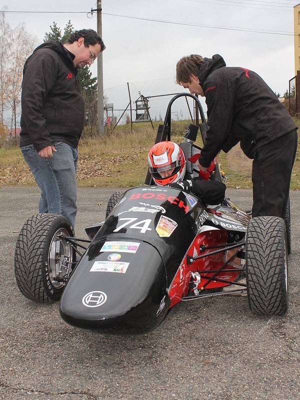 DRAGON II. Studenti VUT Brno soutěží s formulí v projektu Formule student. Už postavili dva prototypy závodních strojů. Formuli Dragon II předvedli v Jedovnicích. Letos s ní odjeli tři závody.