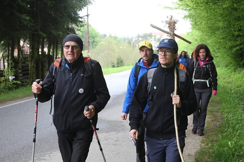 Poutníci vyrazili v neděli z Velehradu do Mikulova. Římskou cestou. V pondělí šli úsek Křtiny - Brno.