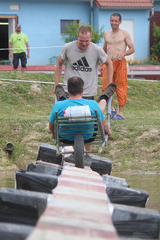 Lazinovská lávka bavila. A pomohla postižené Adélce.