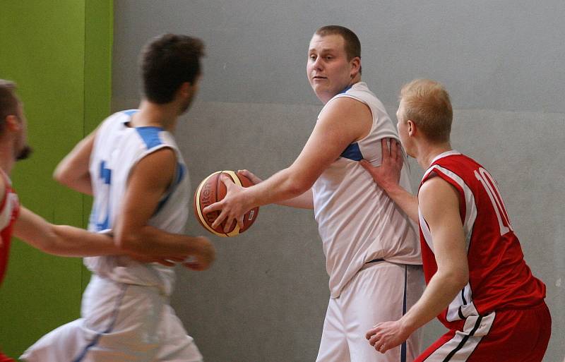 Basketbalisté ASK Blansko (v bílém) zatím v OP II válí. O víkendu vyhráli oba domácí zápasy. V sobotu oplatili béčku Uherského Brodu dosud jedinou porážku v sezoně. V neděli pak v tréninkovém tempu rozstříleli rezervu Kroměříže. (v červeném).