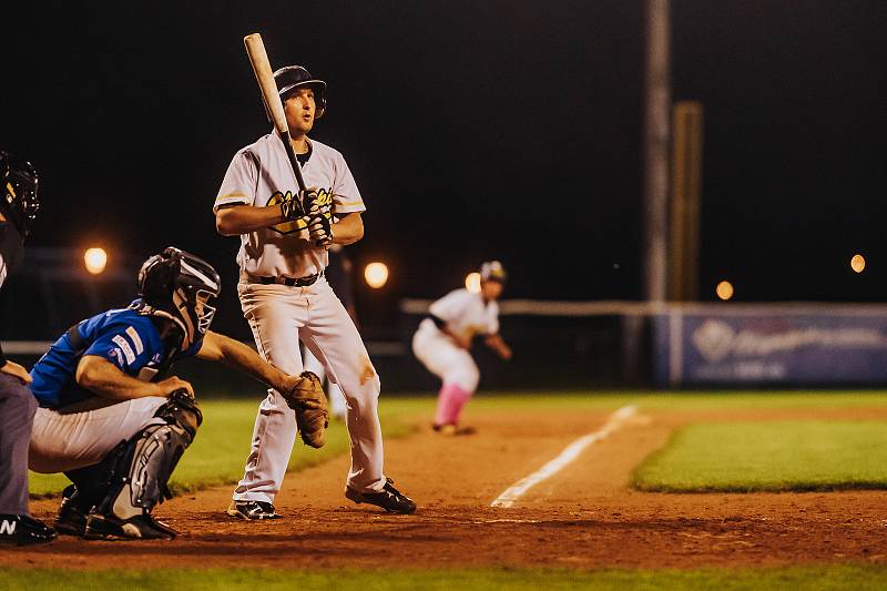 Blanenští baseballisté (v bílém) se zachránili v české extralize, když porazili tým Sokolu Hluboká.