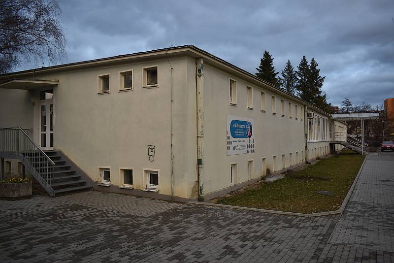 Sportovní hala ASK Blansko je desítky let stará. Po nedávné rekonstrukci toalet a kanalizace přijde na řadu oprava střehy a odvlchčení budovy.