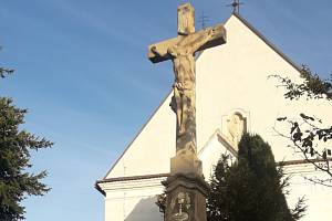 Vanovičtí nechali opravit kamenný kříž u kostela svatého Václava.