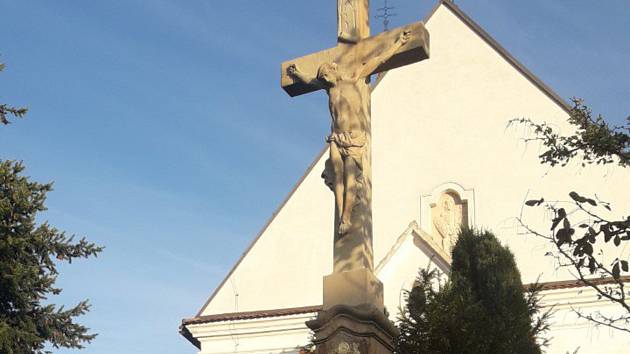 Vanovičtí nechali opravit kamenný kříž u kostela svatého Václava.