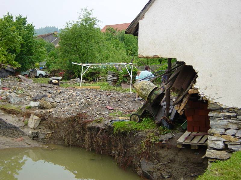 Historické snímky z ničivé povodně v Olešnici v roce 2002.
