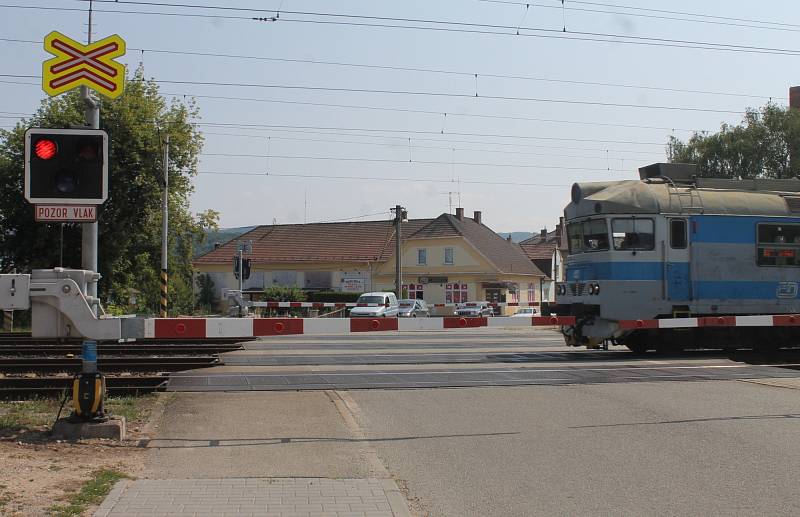 Železniční přejezd v Rájci-Jestřebí. Předpisy zde porušují kromě řidičů také chodci a cyklisté.