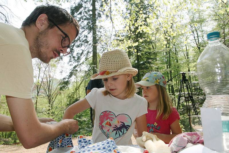 Spolek Okras připravil u adamovské studánky Ptačí svatyně ke Dni Země zajímavou akci pro děti i dospělé s podtitulem Dotkněte se lesa.