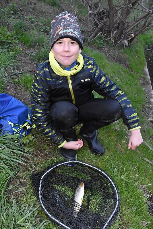 Pstruhaři se dočkali! Na zahájení sezony tahali v sobotu na Svitavě duháky i potočáky. Na snímcích lovci v Adamově na Blanensku.