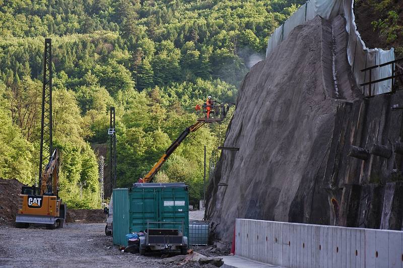 Čištění stříkané betonové ochrany svahu poblíž Adamova.