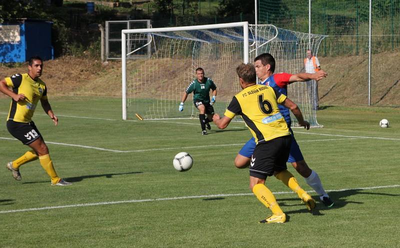 Fotbalisté Blanska porazili v úvodním zápase Rosice (ve žlutém) 3:1.