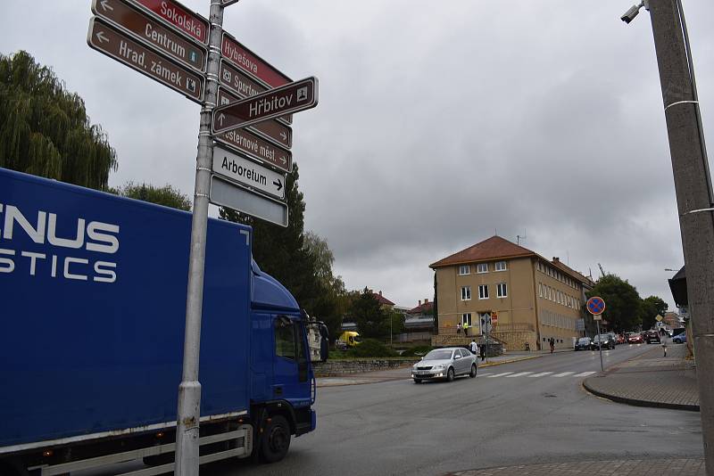 Dopravě u boskovické pošty uleví kruhový objezd. Úpravy čekají i sousední křižovatku.