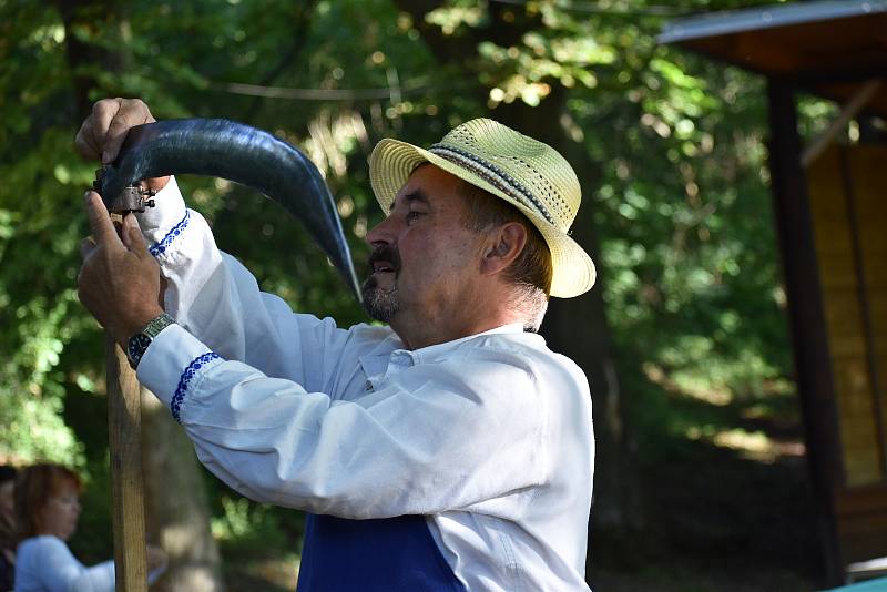 Kloboučské bratrstvo pořádalo už po dvanácté sečení otav. Soutěžilo jedenáct mužů, pět žen a dva junioři.