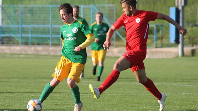 V utkání krajského přeboru porazili fotbalisté Tatarnu Bohunice (červené dresy) Olympii Ráječko 5:2.